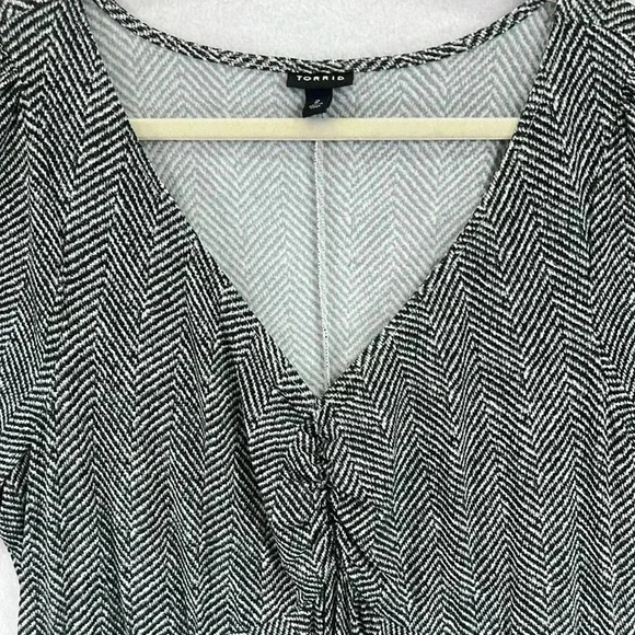 Torrid V-Neck Skater Dress Sz 18/20 Black/White Herringbone Cinch Front/Sleeves - Picture 3 of 10